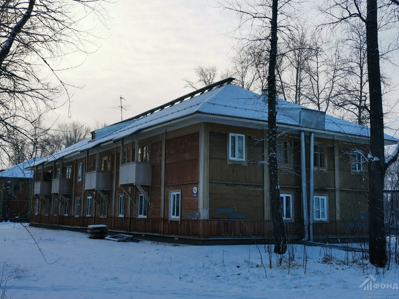 В Коряжме отремонтировали крышу деревянного дома по улице имени М.Х. Сафьяна