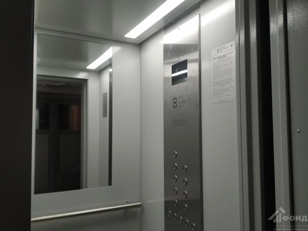 В Архангельске приняли первые в этом году лифты после замены по региональной программе капремонта