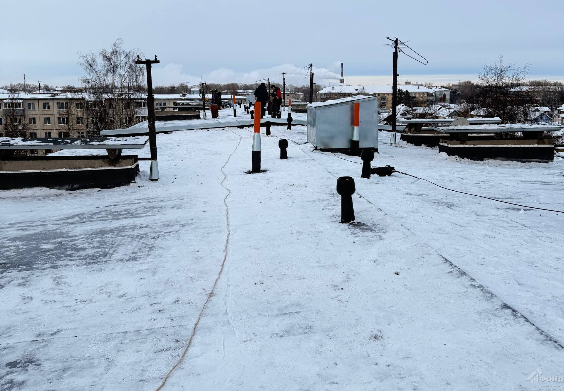 В Новодвинске приняты работы по капремонту крыши в доме № 30 по улице Двинской