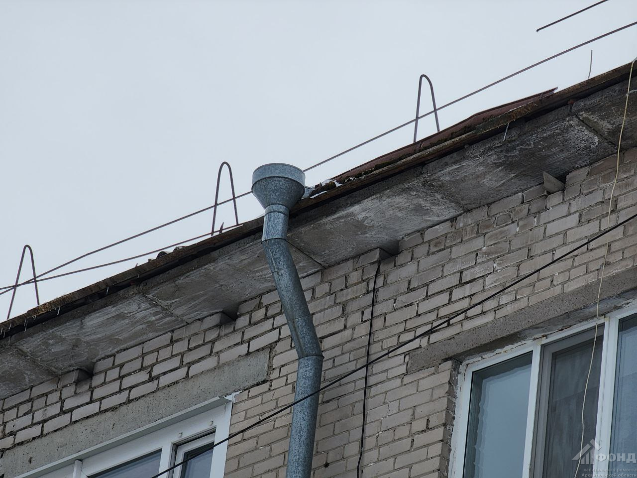В Северном округе Архангельска подрядчик готовится к капитальному ремонту крыши многоквартирного дома