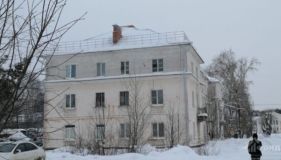 В поселке Вычегодский приняты работы по капремонту крыши дома № 15 по улице Театральной