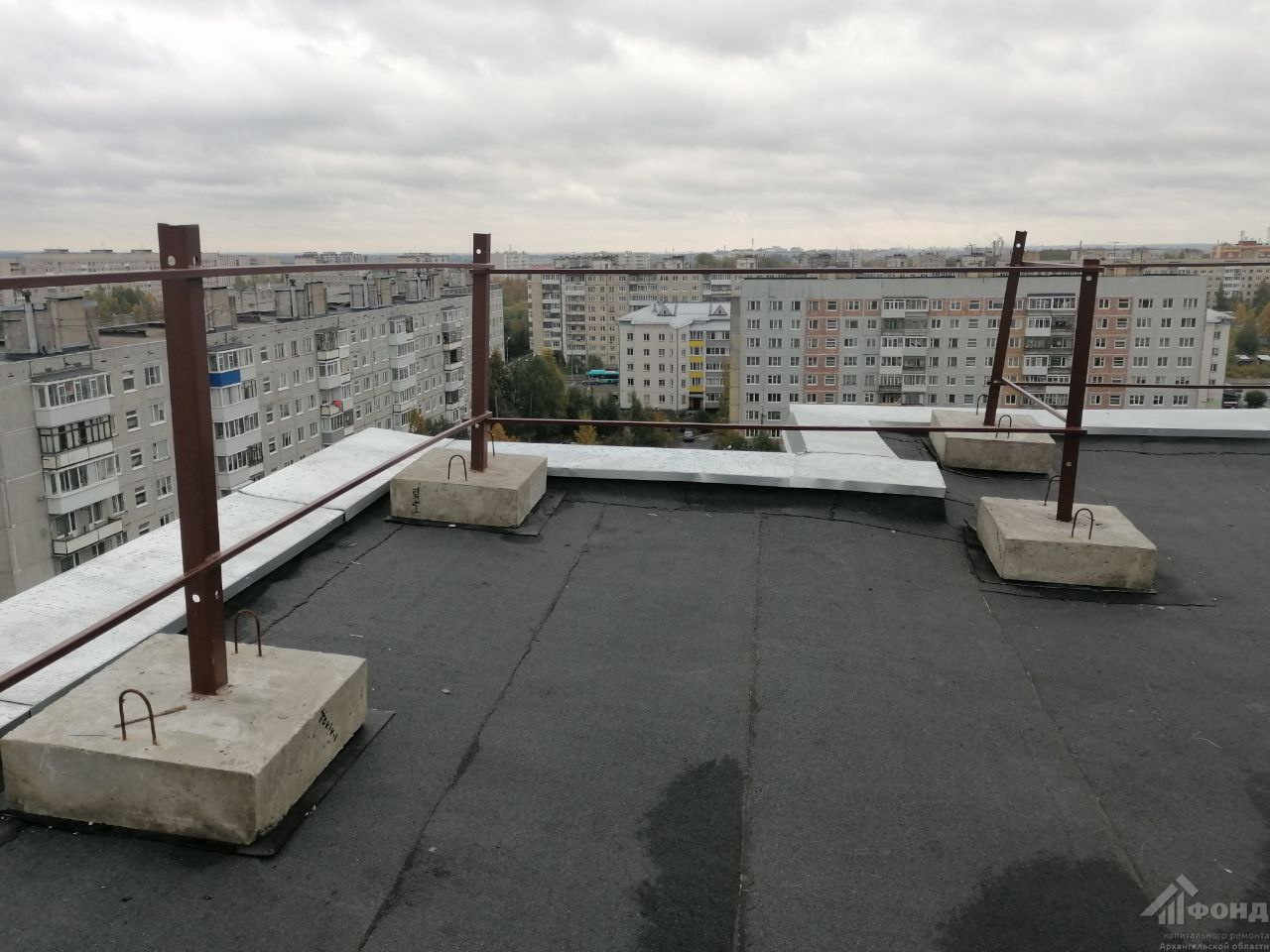 В округе Майская Горка Архангельска подрядчик капитально отремонтировал крышу многоквартирного дома