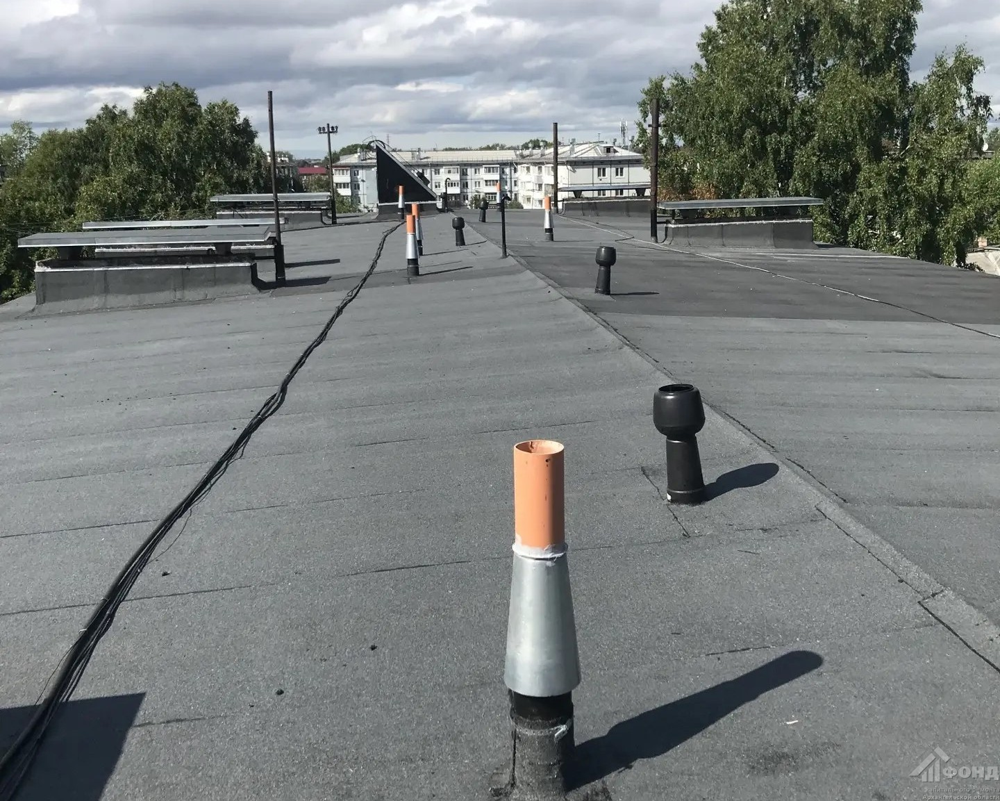 В Архангельске капитально отремонтировали крышу в доме № 8 по улице Павла Орлова