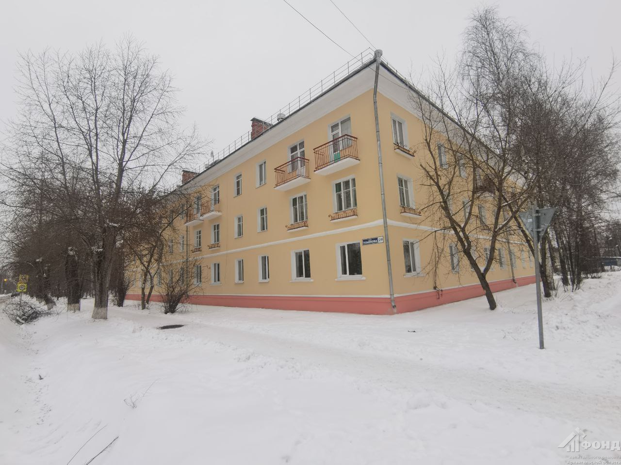 В поселке Вычегодский Котласа выполнили капремонт фасада многоквартирного дома № 29