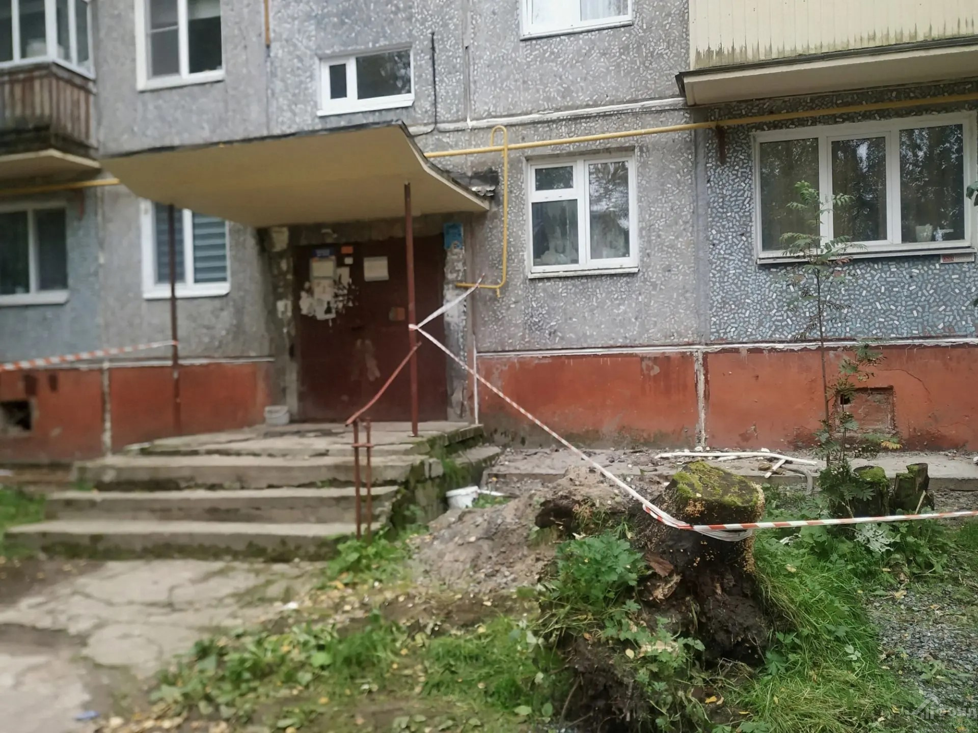 Представители регионального оператора проверили ход капремонта в доме № 3 по улице Космонавтов в Новодвинске 