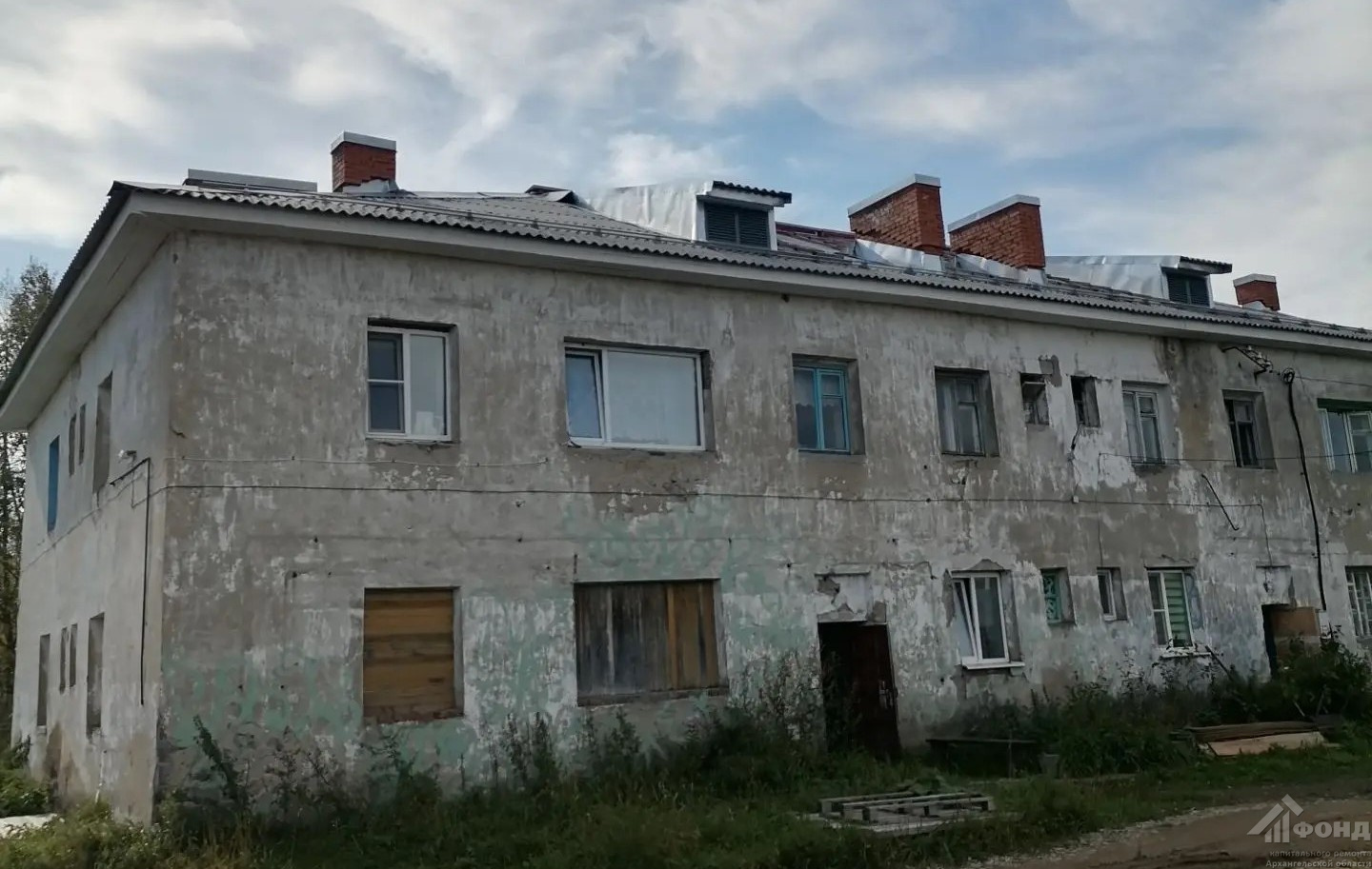 В деревне Куимиха Котласского округа принят капитальный ремонт крыши многоквартирного дома № 17 по улице Школьной