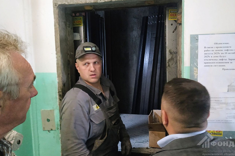 В Архангельске продолжают менять устаревшие лифты в рамках капремонта