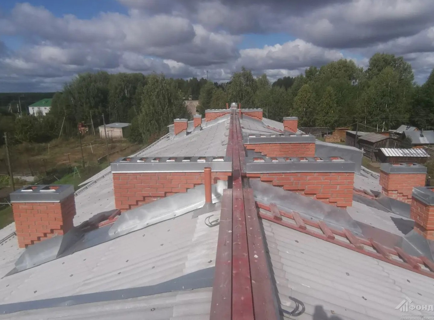В многоквартирном доме № 12 по улице Дружбы в деревне Фроловской Красноборского округа восстановили технические характеристики крыши