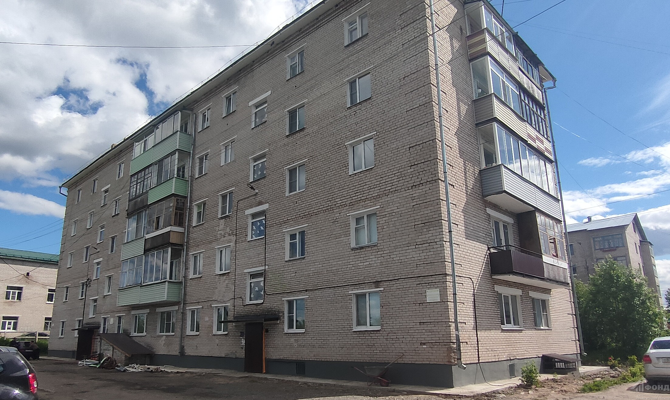 В поселке Коноша по проспекту Октябрьский № 101 принят капремонт фасада и внутридомовых инженерных сетей теплоснабжения